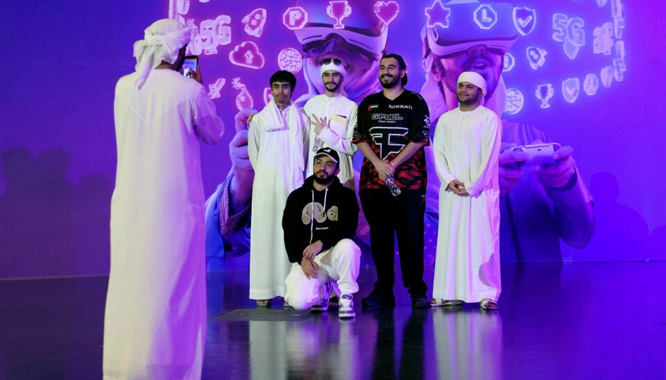 Gamere lar seg fotografere under en gaming-festival i Dubai i juni. Gamere lar seg fotografere under en gaming-festival i Dubai i juni. Foto: Kamran Jebreili / AP / NTB