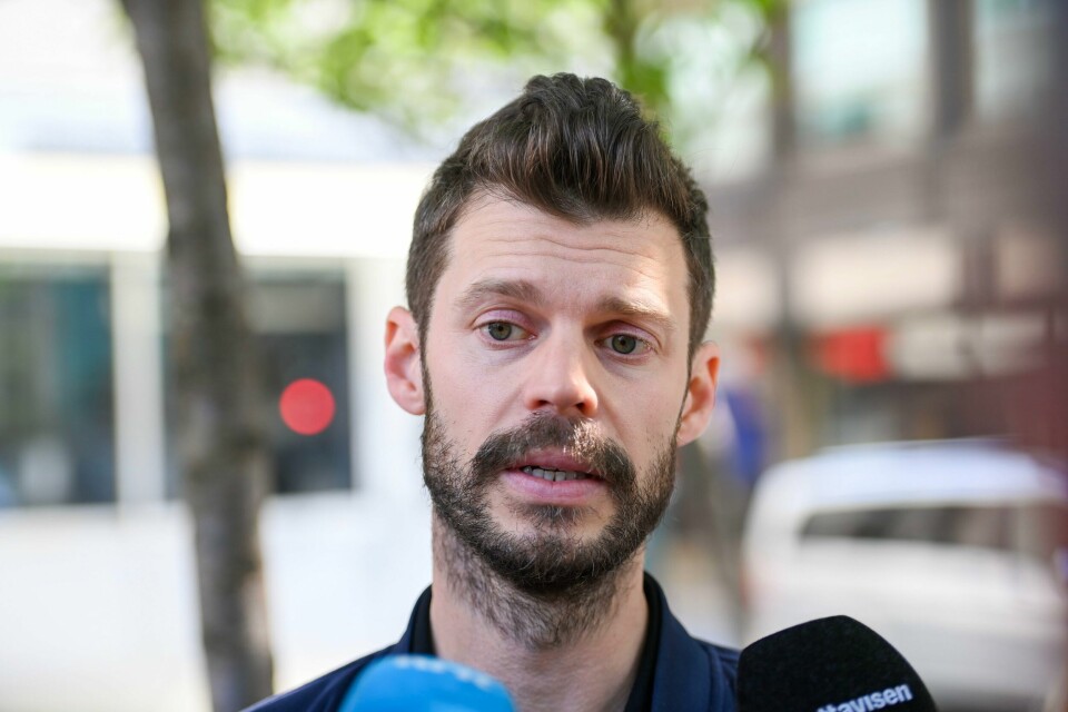 RØDT: Rødt-leder Bjørnar Moxnes kommenterer tyveriet av solbriller på Gardermoen i et møte med pressen utenfor Sentrum Scene i Oslo lørdag. Moxnes møtte pressa laurdag for å fortelje om brilletjuveriet og handteringa i etterkant. Foto: Astrid Pedersen / NTB / NPK