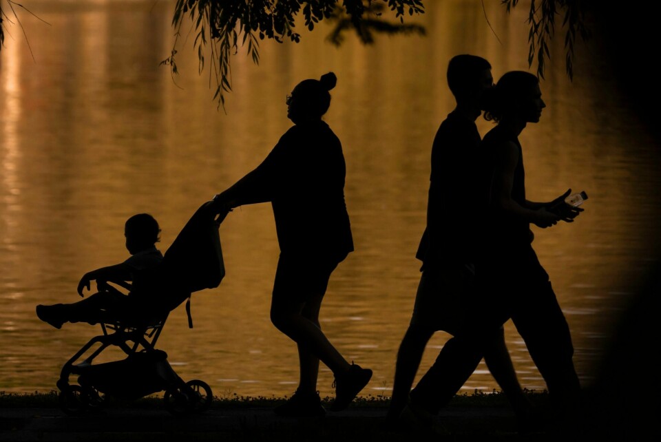 Folk går på ettermiddagstur i Buchuresti i Romanai søndag. Meterologene har utstedt farevarsel for sørlige deler av landet siden temperaturene kan passere 40 grader den kommende uka. Folk går på ettermiddagstur i Buchuresti i Romanai søndag. Meterologene har utstedt farevarsel for sørlige deler av landet siden temperaturene kan passere 40 grader den kommende uka. Foto: Andreea Alexandru / AP / NTB