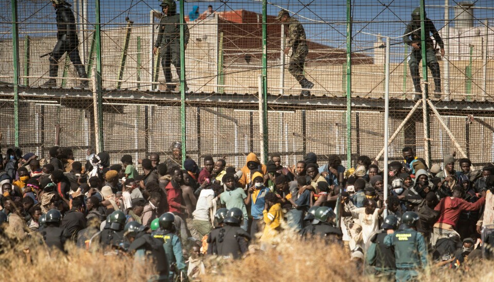 Opptøyer ved den spanske enklaven Melilla i Marokko. Vanskeligere forhold i Tunisia og Marokko kan ha fått flere migranter til å legge ut på farlige ferden til Kanariøyene i Atlanterhavet. Opptøyer ved den spanske enklaven Melilla i Marokko. Vanskeligere forhold i Tunisia og Marokko kan ha fått flere migranter til å legge ut på farlige ferden til Kanariøyene i Atlanterhavet. Foto: Javier Bernardo / AP / NTB
