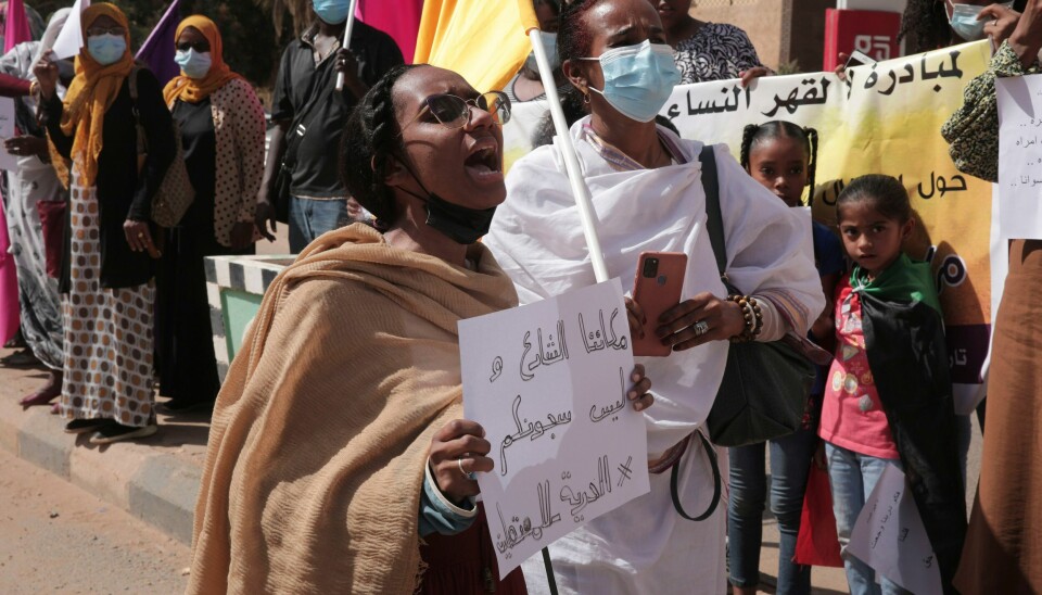 Demonstranter protesterte mot vold mot kvinner utenfor FN-kontoret i Sudans hovedstad Khartoum i februar 2022. Også under kamphandlingene som har brutt ut i år, har FN avdekket seksuell vold i stor skala begått mot kvinner og jenter. Arkivfoto: Marwan Ali / AP / NTB Demonstranter protesterte mot vold mot kvinner utenfor FN-kontoret i Sudans hovedstad Khartoum i februar 2022. Også under kamphandlingene som har brutt ut i år, har FN avdekket seksuell vold i stor skala begått mot kvinner og jenter. Arkivfoto: Marwan Ali / AP / NTB