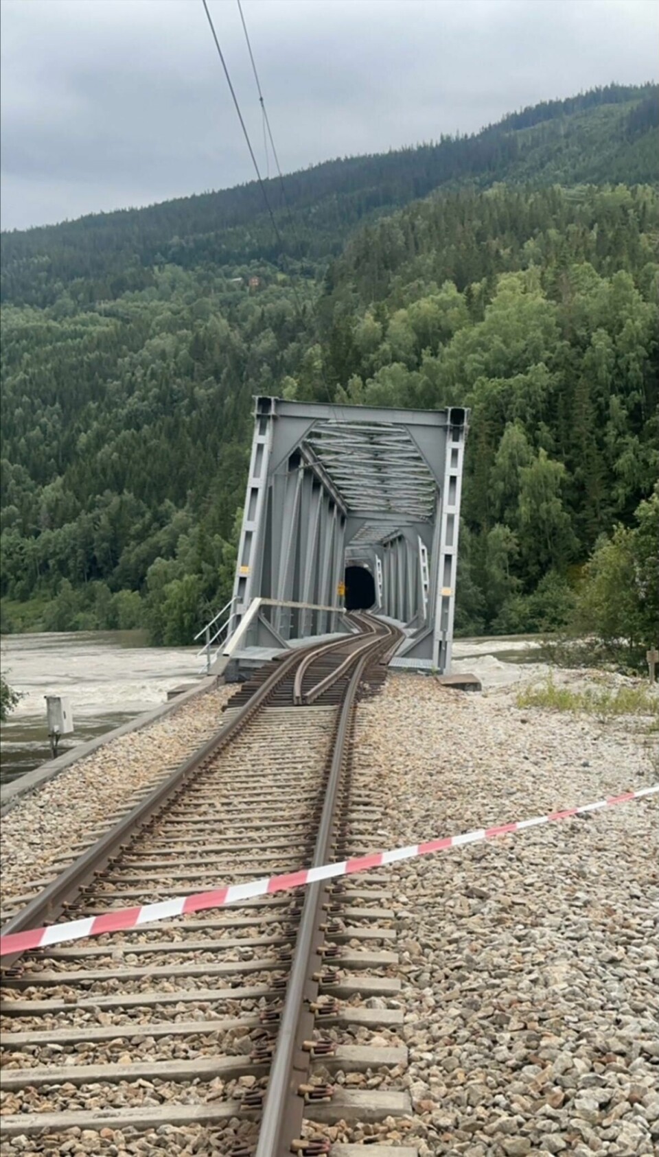 Jernbanebroen ved Ringebu har blitt tydelig skeiv som følge av de store vannmassene i Lågen. Foto: Bane Nor / NTB Flommen i Lågen har skapt store skader på jernbanebrua ved Ringebu. Brua står i fare for å kollapse helt.Foto: Bane NOR / NTB