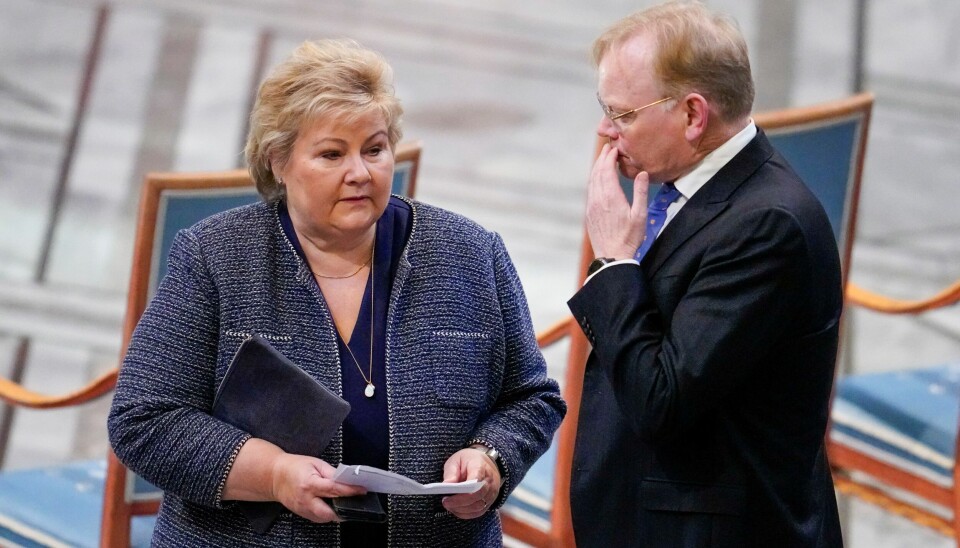 Høyre-leder Erna Solberg og ektemannen Sindre Finnes før utdelingen av Nobels fredspris for 2022 i Oslo rådhus. Foto: Rodrigo Freitas / NTB Sindre Finnes (t.h.) sier han begrenset aksjehandelen mens kona Erna Solberg var statsminister, men kort tid før valgnederlaget i 2021 skjøt handelen igjen fart. Foto: Rodrigo Freitas / NTB