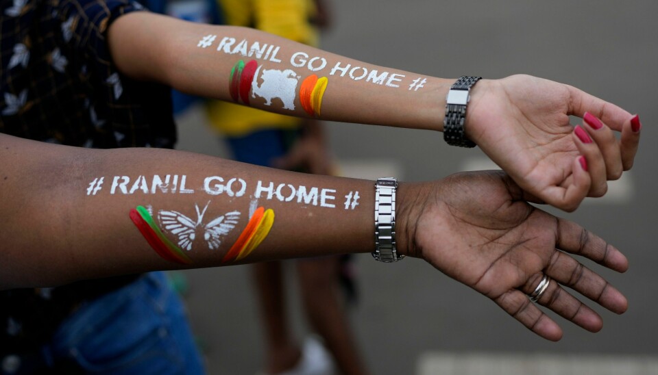 SRI LANKA: Statsminister Ranil Wickremesinghe er utnevnt til fungerende president etter at Gotabaya Rajapaksa trakk seg sist uke, men mange demonstranter mener Wickremesinghe også må gå. Statsminister Ranil Wickremesinghe er utnevnt til fungerende president etter at Gotabaya Rajapaksa trakk seg sist uke, men mange demonstranter mener Wickremesinghe også må gå. Foto: Rafiq Maqbool / AP / NTB