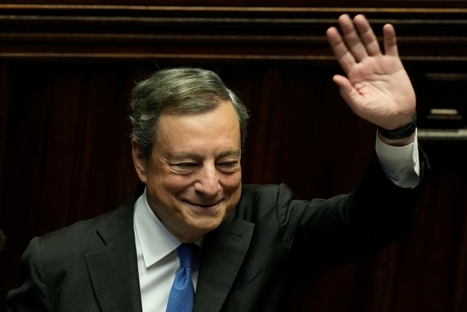 ITALIA: Statsminister Mario Draghi vinker til Italias folkevalgte etter å ha kunngjort at han går av i nasjonalforsamlingen. Italias statsminister Mario Draghi vinker til Italias folkevalgte etter å ha kunngjort at han går av i nasjonalforsamlingen. Foto: Andrew Medichini / AP / NTB