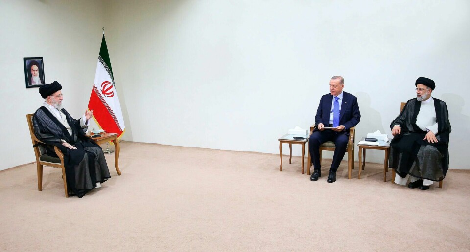 MØTE: Ayatolla Ali Khamenei (t.v.) i et møte med Tyrkias president Recep Tayyip Erdogan og Irans president Ebrahim Raisi. Ayatolla Ali Khamenei (t.v.) i et møte med Tyrkias president Recep Tayyip Erdogan og Irans president Ebrahim Raisi. Foto: Kontoret til Irans øverste leder / AP / NTB