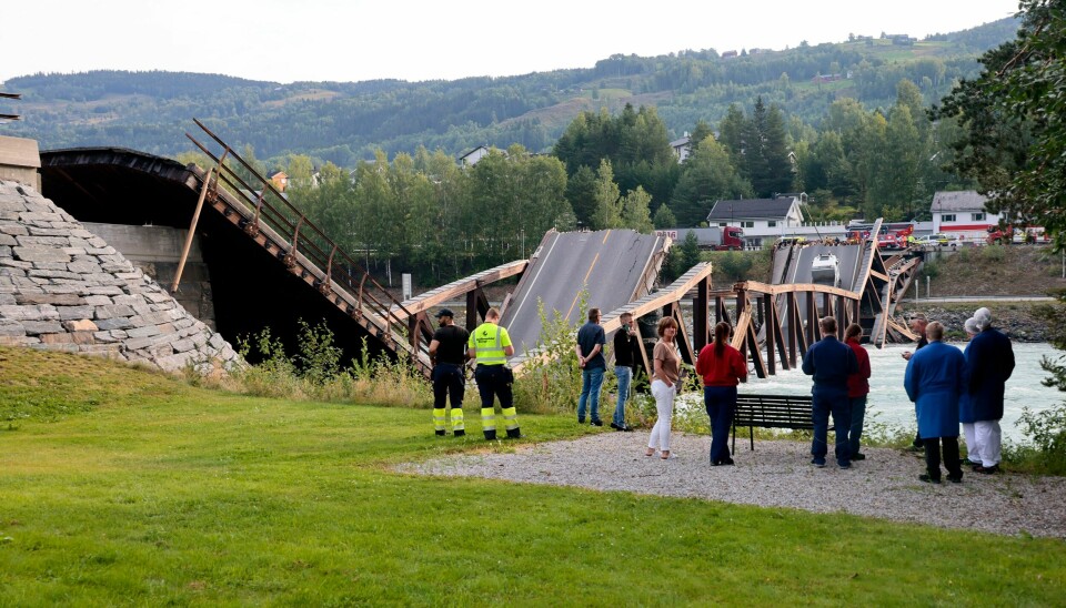 Tretten bru i Gudbrandsdalen har kollapset. Brua går over Gudbrandsdalslågen. Foto: Geir Olsen / NTB Tretten bru i Gudbrandsdalen har kollapset. Brua går over Gudbrandsdalslågen. Foto: Geir Olsen / NTB