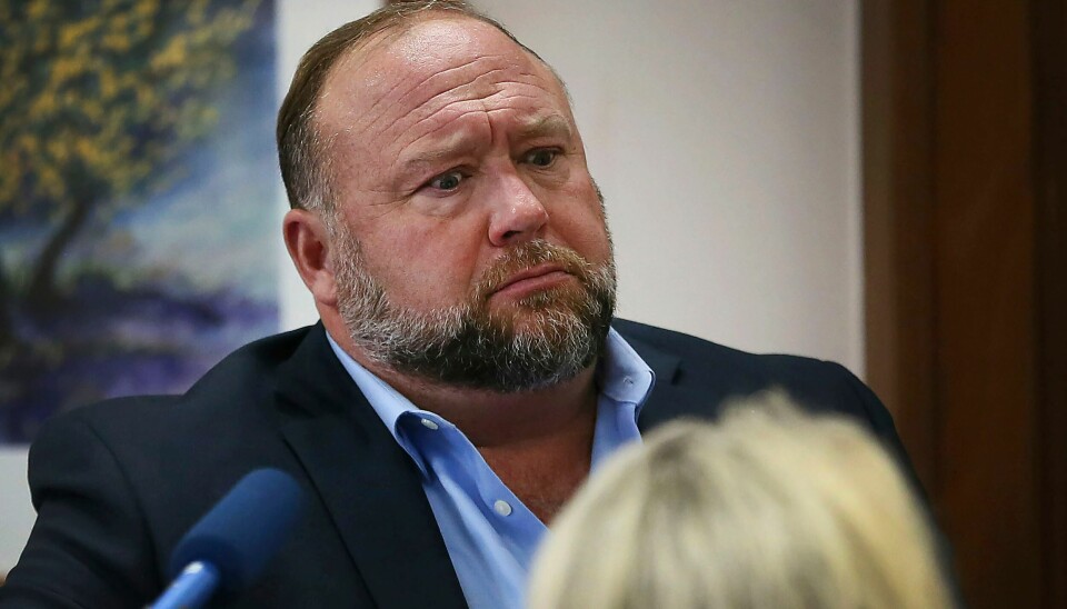 Konspirasjonsteoretikeren Alex Jones er dømt til å betale over 4 millioner dollar i oppreisning til foreldrene til en gutt som ble drept i en skolemassakre i 2012. Konspirasjonsteoretikeren Alex Jones er dømt til å betale over 4 millioner dollar i oppreisning til foreldrene til en gutt som ble drept i en skolemassakre i 2012. Foto: Briana Sanchez / Austin American-Statesman via AP / NTB