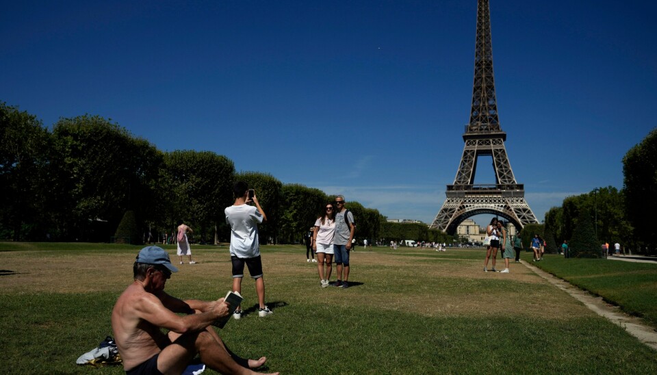 Det er ekstremt varmt og tørt i Frankrike for tiden, og myndighetene har satt inn kriseteam for å håndtere situasjonen. Bildet er tatt onsdag 3. august da det var 36 grader i Paris. Det er ekstremt varmt og tørt i Frankrike for tiden, og myndighetene har satt inn kriseteam for å håndtere situasjonen. Bildet er tatt onsdag 3. august da det var 36 grader i Paris. Foto: Francois Mori / AP / NTB