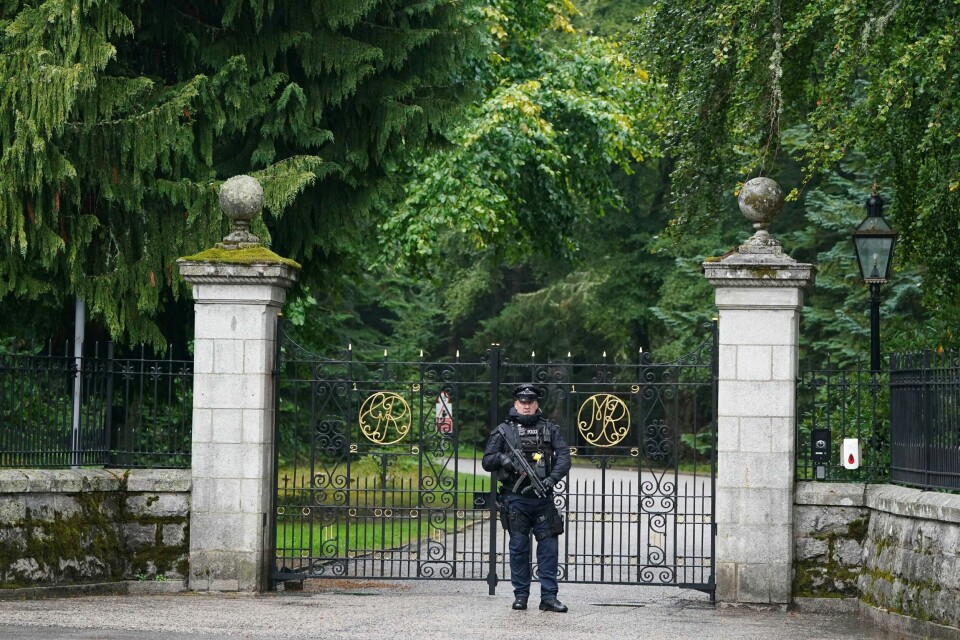 BALMORAL: En politimann holder vakt ved porten til Balmoral slott i Skottland, der dronning Elizabeth befinner seg. Hennes nærmeste familie har i all hast reist for å være ved hennes sidde. En politimann holder vakt ved porten til Balmoral slott i Skottland, der dronning Elizabeth befinner seg. Hennes nærmeste familie har i all hast reist for å være ved hennes side. Foto: Andrew Milligan / PA via AP / NTB