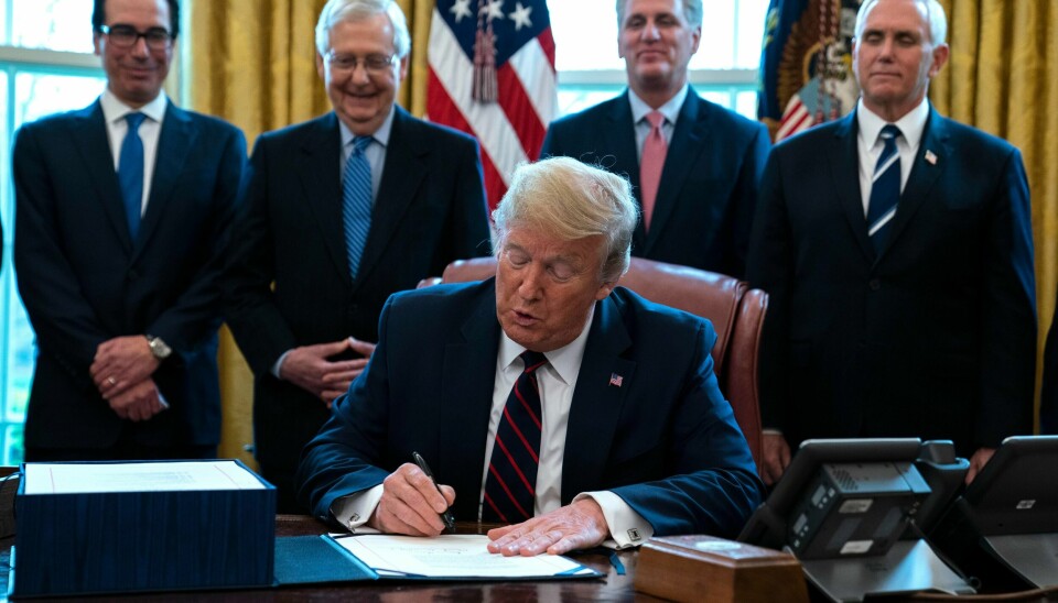 Her signerer Donald Trump krisepakken på 2000 milliarder dollar. Nå vil han navnet sitt på papirsjekkene som sendes ut.