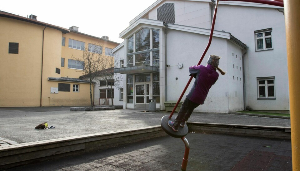 Skulegarden på
Bygdøy skole i Oslo er nok representativ for dei fleste i Noreg no. Men skal ein tru fagfolk, treng enno fleire barn ein svingom på leikeplassen.