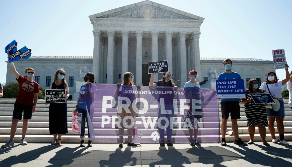 Abort-forkjempere demonstrerer utenfor høyesteretten i USA i forbindelse med Louisiana-saken Russio vs. June Medical Services LLC. (AP Photo/Patrick Semansky).