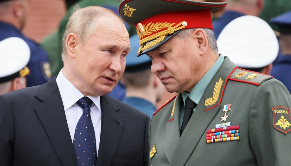 Russlands president Vladimir Putin, her i samtale med landets forsvarsminister Sergej Sjojgu i forrige måned. Russlands president Vladimir Putin, her i samtale med landets forsvarsminister Sergej Sjojgu i forrige måned. Foto: Sputnik / AP / NTB