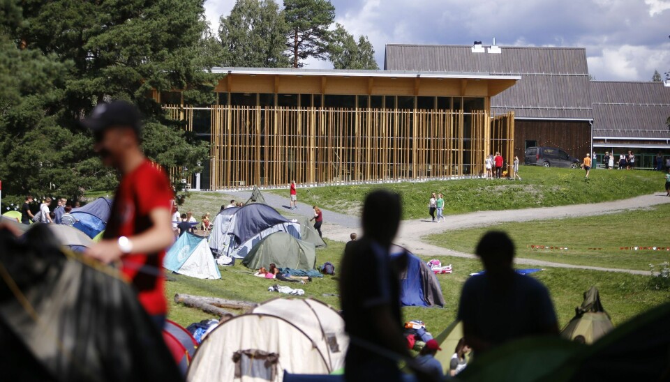 MINNES, LÆRE: Det nye læringssenteret på Utøya, Hegnhuset, er blitt beskrevet som en av de ti viktigste nye bygningene i verden. Boka «Ingen mann er en øy» gir innsikt i AUF og de etterlattes diskusjoner om hvordan de skal minnes sine tap, og hvordan de best skal kunne bearbeide sorgen. Utøya