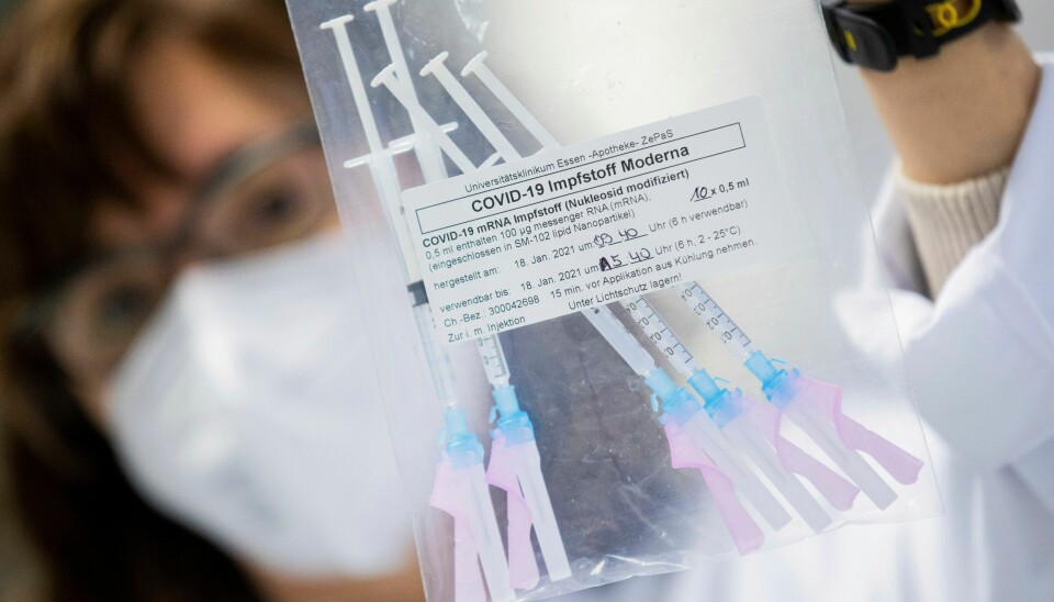 VAKSINE: Ettertiden vil dømme oss hardt om vi ikke gjør det vi kan for en verdensomspennende og solidarisk pandemibekjempelse, skriver Vårt Land på lederplass. A healthcare worker shows a bag of syringes containing the Moderna new coronavirus vaccine immediately before a vaccination at the University Hospital in Essen, Germany, Monday, Jan. 18, 2021. The Corona vaccination campaign in the German state of North Rhine-Westphalia has been extended to hospital staff. (Rolf Vennenbernd/dpa via AP)