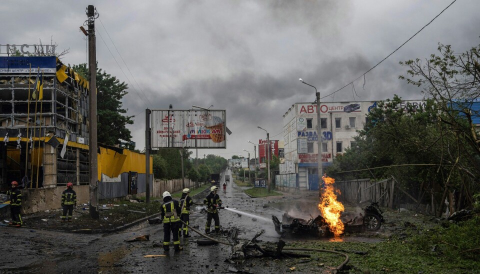Redningsarbeidere jobber med å slukke en brann i en ødelagt bil etter et russisk rakettangrep mot et boligstrøk i Kharkiv i Øst-Ukraina mandag 11. juli. Redningsarbeidere jobber med å slukke en brann i en ødelagt bil etter et russisk rakettangrep mot et boligstrøk i Kharkiv i Øst-Ukraina mandag 11. juli. Foto: Jevgenij Maloletka / AP / NTB