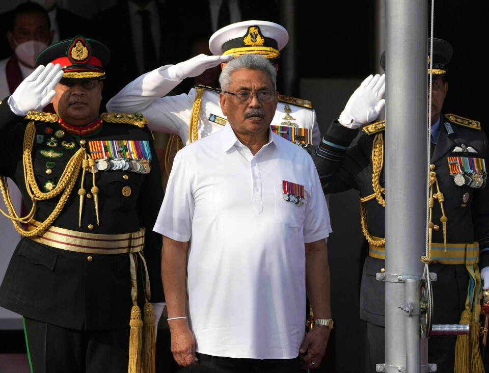 SRI LANKA: Gotabaya Rajapaksa sendte torsdag en epost med sin avskjedssøknad, snaut to døgn etter at han forlot hjemlandet Sri Lanka natt til onsdag. Sri Lankas president Gotabaya Rajapaksa har flyktet til Maldivene etter kaoset i hjemlandet de siste dagene. Demonstranter mener han har skyld i landets økonomiske krise. Foto: Eranga Jayawardena / AP / NTB