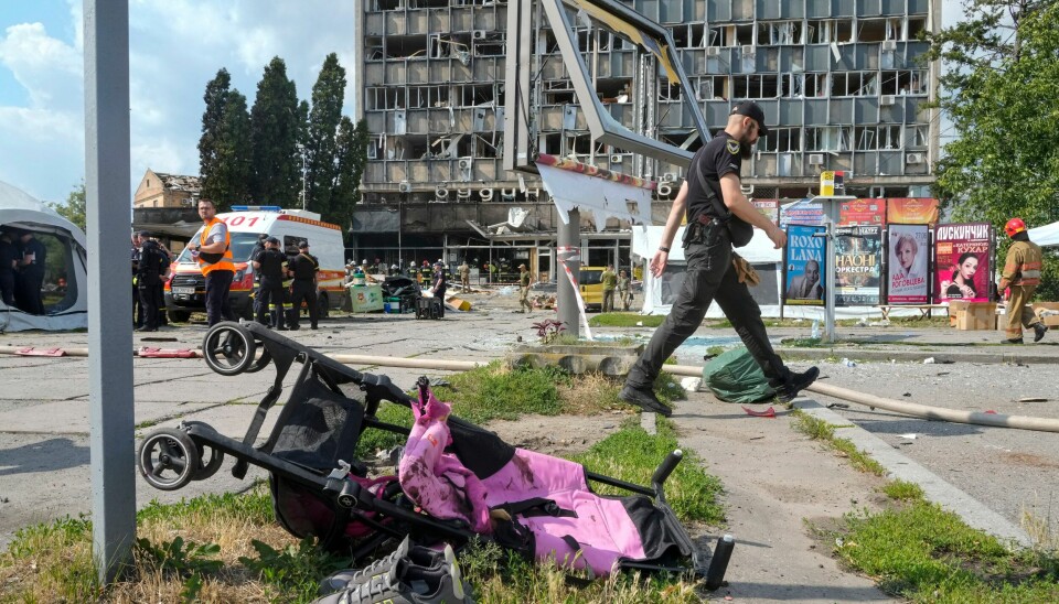 UKRAINA: En barnevogn ligger veltet like ved et bygg som ble hardt rammet av en rakett i Vinnytsia. En barnevogn ligger veltet like ved et bygg som ble hardt rammet av en rakett i Vinnytsia. Foto: Efrem Lukatsky / AP / NTB