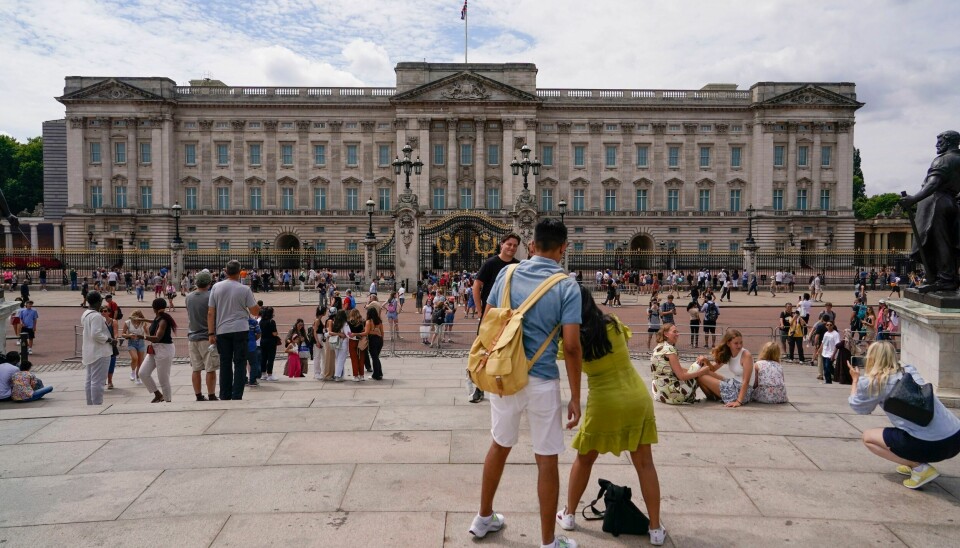 Den britiske regjeringen skal i krisemøte lørdag for å forberede seg på ekstremvarmen som er varslet til uken, med temperaturer opp mot 40 grader. Her er turister foran Buckingham Palace. Den britiske regjeringen skal i krisemøte lørdag for å forberede seg på ekstremvarmen som er varslet til uken, med temperaturer opp mot 40 grader. Her er turister foran Buckingham Palace. Foto: Alberto Pezzali / AP / NTB