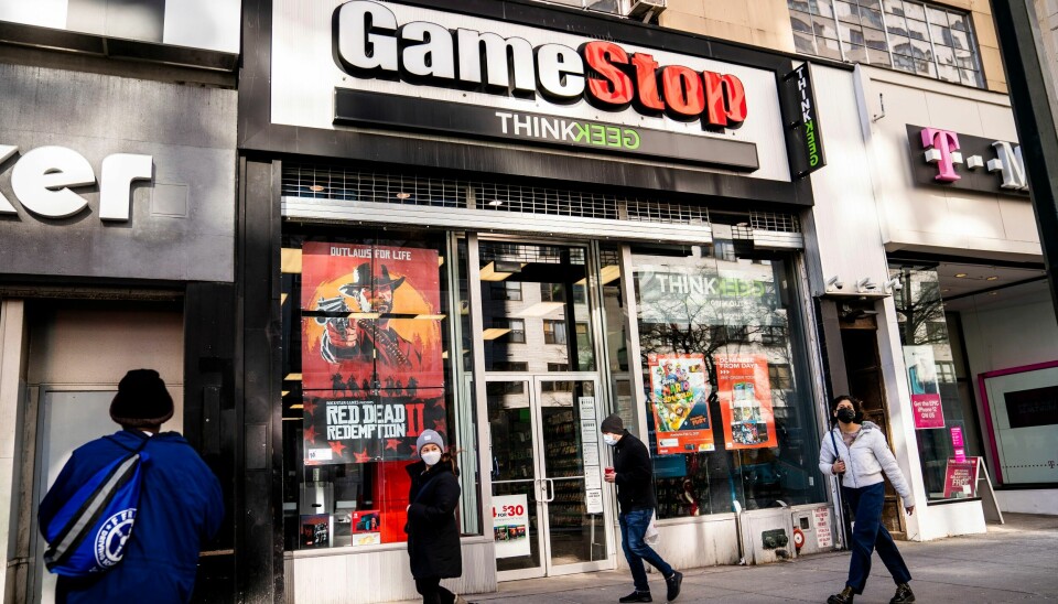Småsparere på sosiale medier har bidratt til å hausse opp aksjekursen på GameStop, og dermed påført gigantiske hedgefond milliardtap. Småsparere på sosiale medier har bidratt til å hausse opp aksjekursen på GameStop, og dermed påført gigantiske hedgefond milliardtap.