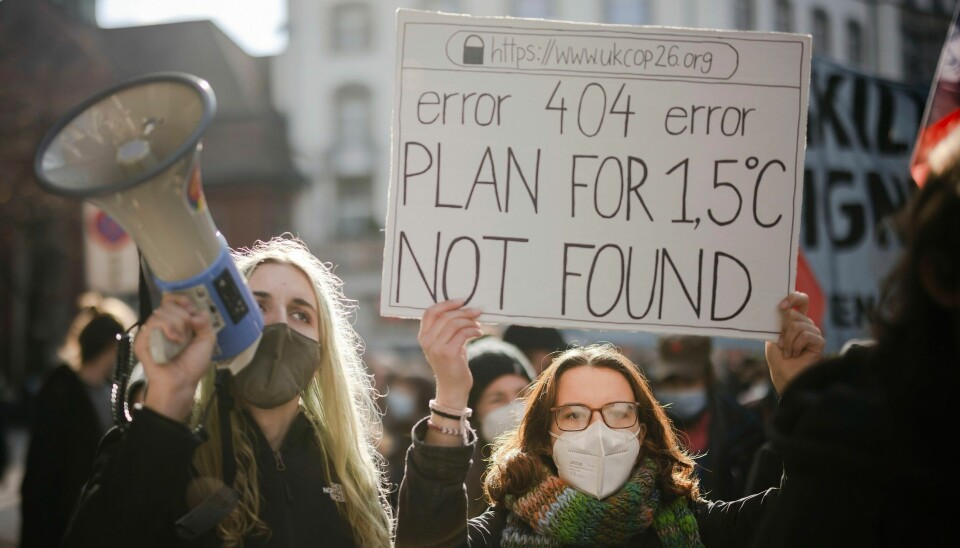 STUDIE: Ungdommer under en klimademonstrasjon i Zürich i november i fjor. En ny pilotstudie viser at verdens storbanker har gjort svært lite for å bidra til at verden greier å begrense klimaendringene til 1,5 til 2 grader. Skal målene i Parisavtalen nås, må de gjøre langt mer, ifølge rapporten, som er laget av bransjen selv. Arkivfoto: Michael Buholzer / Keystone via AP / NTB Ungdommer under en klimademonstrasjon i Zürich i november i fjor. En ny pilotstudie viser at verdens storbanker har gjort svært lite for å bidra til at verden greier å begrense klimaendringene til 1,5 til 2 grader. Skal målene i Parisavtalen nås, må de gjøre langt mer, ifølge rapporten, som er laget av bransjen selv. Arkivfoto: Michael Buholzer / Keystone via AP / NTB