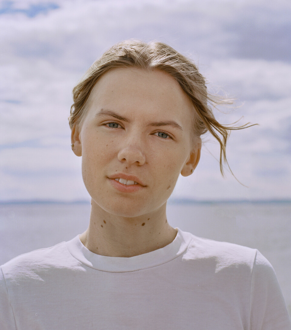 SAKSØKER: Gina Gylver (20) er en av seks unge mennesker som klager norsk oljeleting til Den europeiske menneskerettsdomstolen. Gina GylverOn 15 June 2021, Greenpeace and Young Friends of the Earth, along with six young climate activists file an application with the European Court of Human Rights (ECtHR). The applicants claim that the decision by the Norwegian government to issue licences for oil and gas extraction in the Norwegian Arctic violates their fundamental human rights and increases the risk of harm due to climate change.The individual applicants include six young activists: Ingrid Skjoldvær (27), Gaute Eiterjord (25), Ella Marie Hætta Isaksen (23), Mia Cathryn Chamberlain (22), Lasse Bjørn (24), and Gina Gylver (20).