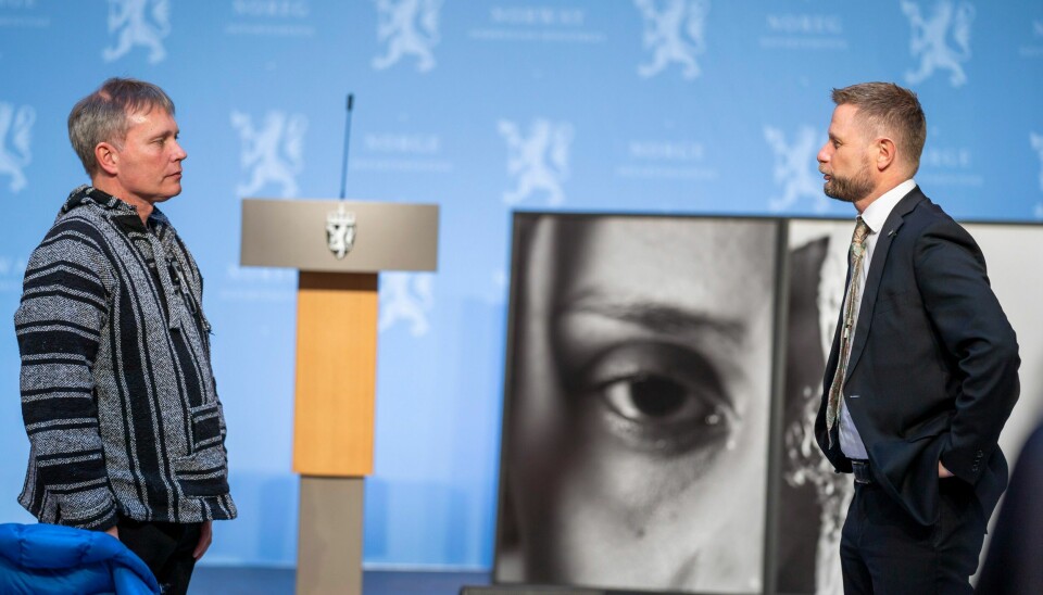LYTTET: Arild Knutsen (t.v) er en av dem som har æren for at helseminister Bent Høie (t.h) nå har lagt frem en reform som bytter ut straff med hjelp, skriver statsråden selv. Her fra lanseringen av rusreformen.