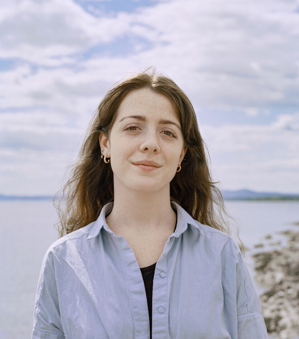 SAKSØKER: Mia Cathryn Haugen Chamberlain er en av seks unge mennesker som klager norsk oljeleting inn for Den europeiske menneskerettsdomstolen. Mia Cathryn Haugen ChamberlainOn 15 June 2021, Greenpeace and Young Friends of the Earth, along with six young climate activists file an application with the European Court of Human Rights (ECtHR). The applicants claim that the decision by the Norwegian government to issue licences for oil and gas extraction in the Norwegian Arctic violates their fundamental human rights and increases the risk of harm due to climate change.The individual applicants include six young activists: Ingrid Skjoldvær (27), Gaute Eiterjord (25), Ella Marie Hætta Isaksen (23), Mia Cathryn Chamberlain (22), Lasse Bjørn (24), and Gina Gylver (20).