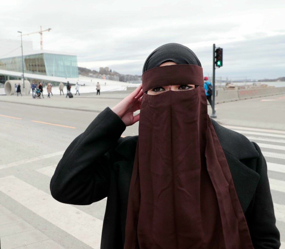 NIKAB: Det hel- og ansiktsdekkende plagget nikab, har ført til mange debatter i Norge. Nå konkluderer en ny rapport med hvorvidt en sjef kan innføre forbud mot plagget. Oslo 20170316.Kvinne kledd i nikab i Oslo sentrum.Foto: Lise Åserud / NTBMODELLKLARERT.