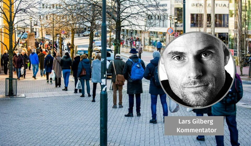 AVHENGIGHET: Køen utenfor polet på Bekkestua i Bærum den lørdagen Vinmonopolene i Oslo var stengt. Kommentar Lars Gilberg