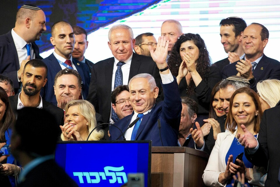 Benjamin Netanyahu vinker til Likuds tilhengere på valgvaken. Han har kjørt en kynisk linje for å bli gjenvalgt, mener Marte Heian-Engdal ved Senter for internasjonal konfliktløsning (Noref).