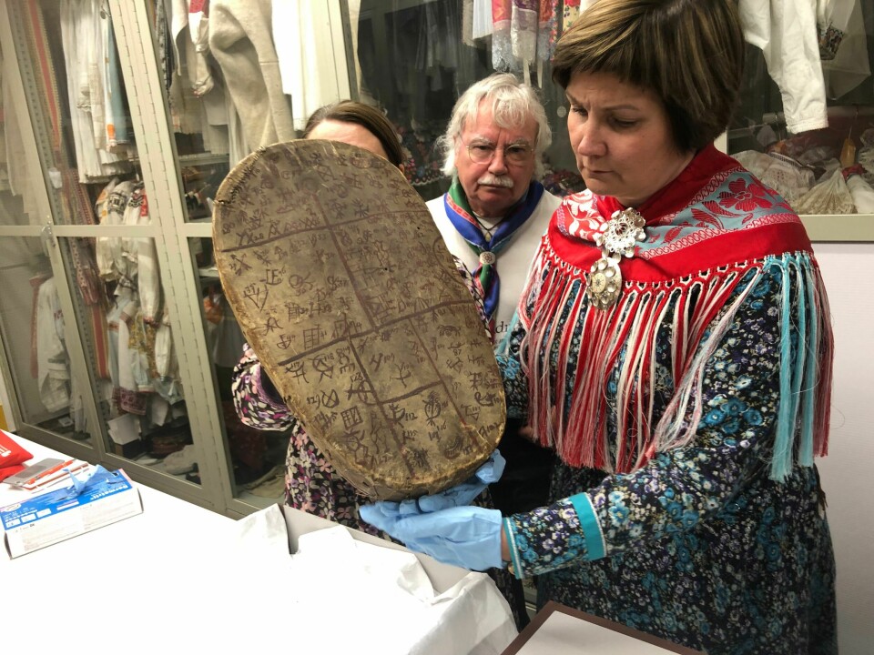 SYMBOLSK: – Vi ønsker at flere runebommer skal komme i samisk eierskap, sier sametingspresident Aili Keskitalo. Her på MEK-museet i Berlin, med en runebomme som tilhører MEKs samlinger. sametingspresident Aili Keskitalo viser frem en runebomme i magasinene til MEK, et kulturhistorisk museum i Berlin.