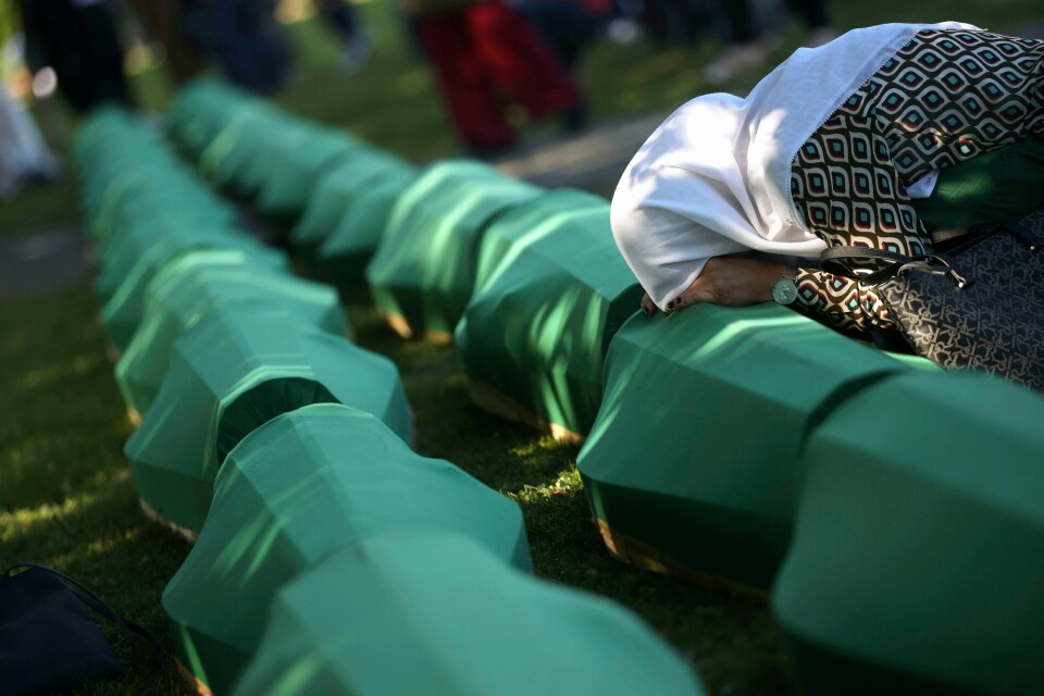 En kvinne sørger ved kisten med levningene etter et av hennes familiemedlemmer, som er blant de 50 ofrene for Srebrenica-massakren som nylig er blitt identifisert og som ble gravlagt mandag. En kvinne sørger ved kisten med levningene etter et av hennes familiemedlemmer, som er blant de 50 ofrene for Srebrenica-massakren som nylig er blitt identifisert og som ble gravlagt mandag. Foto: Armin Durgut / AP / NTB