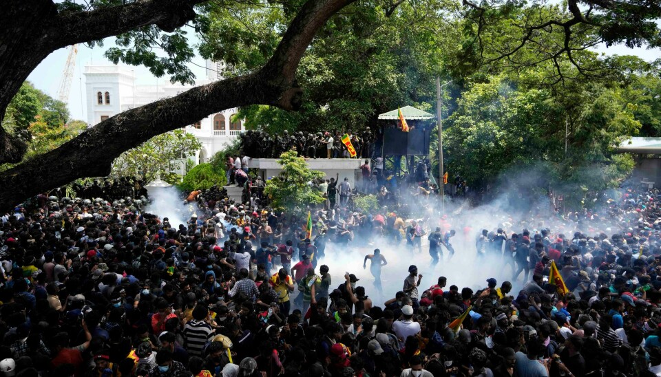 SRI LANKA: Politiet bruker tåregass mot demonstranter utenfor statsminister Ranil Wickremesinghes kontor i Colombo på Sri Lanka onsdag. Politiet bruker tåregass mot demonstranter utenfor statsminister Ranil Wickremesinghes kontor i Colombo på Sri Lanka onsdag. Foto: Eranga Jayawardena / AP / NTB