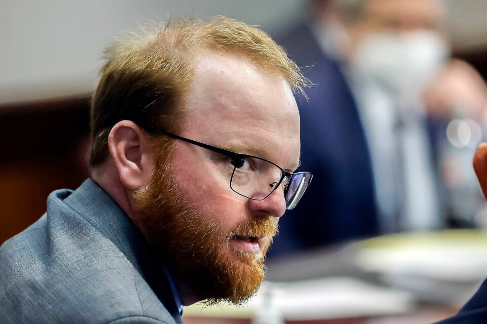 Travis McMichael, som i februar 2020 skjøt og drepte den svarte joggeren Ahmaud Arbery i Georgia i USA, er dømt til livsvarig fengsel for hatkriminalitet. Fra før var han også dømt til livsvarig fengsel for drap. Travis McMichael, som i februar 2020 skjøt og drepte den svarte joggeren Ahmaud Arbery i Georgia i USA, er dømt til livsvarig fengsel for hatkriminalitet. Fra før var han også dømt til livsvarig fengsel for drap. Foto: AP / NTB