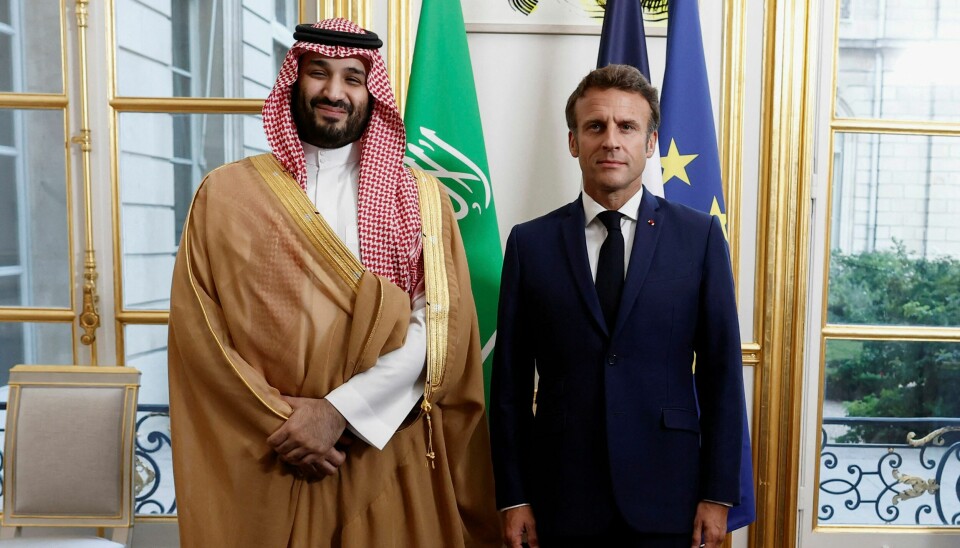 MØTE: En alvorstynget Emmanuel Macron ønsker en blid kronprins Mohammed bin Salman velkommen til middag i Elysees-palasset. En alvorstynget Emmanuel Macron ønsker en blid kronprins Mohammed bin Salman velkommen til middag i Elysees-palasset. Foto: Benoit Tessier/Pool via AP / NTB