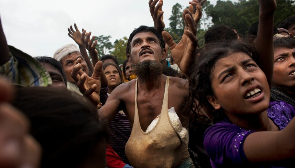 PÅ FLUKT: Rohingyaer har møtt opp for å ta imot mat som blir utdelt av frivillige i Bangladesh i 2017. Den muslimske minoriteten ble drevet på flukt ut av Myanmar av landets militære. Mange ble drept og torturert. Amnesty mener Facebooks algoritmer bidro til spredning av hatefulle ytringer om gruppa, som igjen bidro til angrepet. Arkivfoto: Bernat Armangue / AP / NTB Rohingyaer har møtt opp for å ta imot mat som blir utdelt av frivillige i Bangladesh i 2017. Den muslimske minoriteten ble drevet på flukt ut av Myanmar av landets militære. Mange ble drept og torturert. Amnesty mener Facebooks algoritmer bidro til spredning av hatefulle ytringer om gruppa, som igjen bidro til angrepet. Arkivfoto: Bernat Armangue / AP / NTB