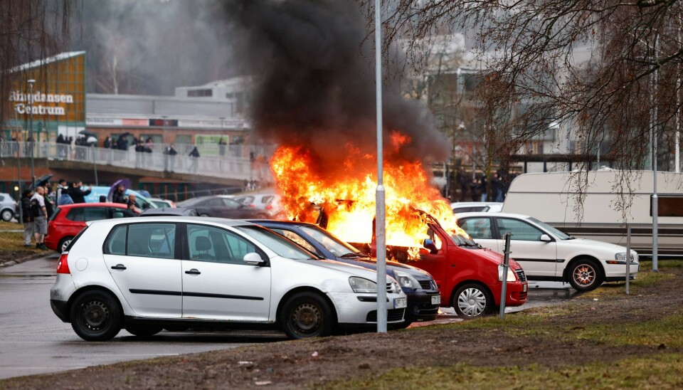 Tre politifolk ble sendt til sykehus med skader etter sammenstøt med demonstranter som protesterte mot at den ytterliggående høyrepolitikeren Rasmus Paludan skulle brenne et eksemplar av Koranen i Linköping i Sverige torsdag. Foto: Stefan Jerrevång / TT / NTB Tre politifolk ble sendt til sykehus med skader etter sammenstøt med demonstranter som protesterte mot at den ytterliggående høyrepolitikeren Rasmus Paludan skulle brenne et eksemplar av Koranen i Linköping i Sverige torsdag. Foto: Stefan Jerrevång / TT / NTB
