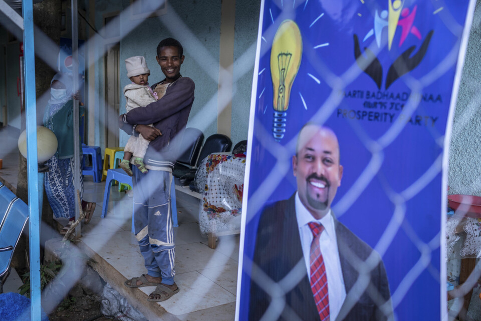 GÅR TIL URNENE: 20 år gamle Gezale Abamecha, som har datteren på armen, står ved siden av en valgplakat der Etiopias statsminister Abiy Ahmed ber om fornyet tillit fra velgerne. Mandag holdes det valg på ny nasjonalforsamling i Etiopia, men millioner får ikke delta. Foto: AP / NTB 20 år gamle Gezale Abamecha, som har datteren på armen, står ved siden av en valgplakat der Etiopias statsminister Abiy Ahmed ber om fornyet tillit fra velgerne. Mandag holdes det valg på ny nasjonalforsamling i Etiopia, men millioner får ikke delta. Foto: AP / NTB