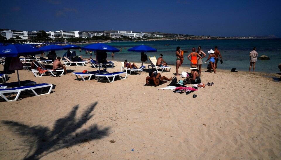 Den greske ferieøya Kypros er blant landene med høyest koronasmittetrykk i Europa, viser den siste ukesrapporten fra EUs smittevernbyrå. Her nyter en gruppe turister tilværelsen på Limanaki-stranden i byen Ayia Napa sør på Kypros i begynnelsen av juni. Den greske ferieøya Kypros er blant landene med høyest koronasmittetrykk i Europa, viser den siste ukesrapporten fra EUs smittevernbyrå. Her nyter en gruppe turister tilværelsen på Limanaki-stranden i byen Ayia Napa sør på Kypros i begynnelsen av juni. Foto: Petros Karadjias / AP / NTB