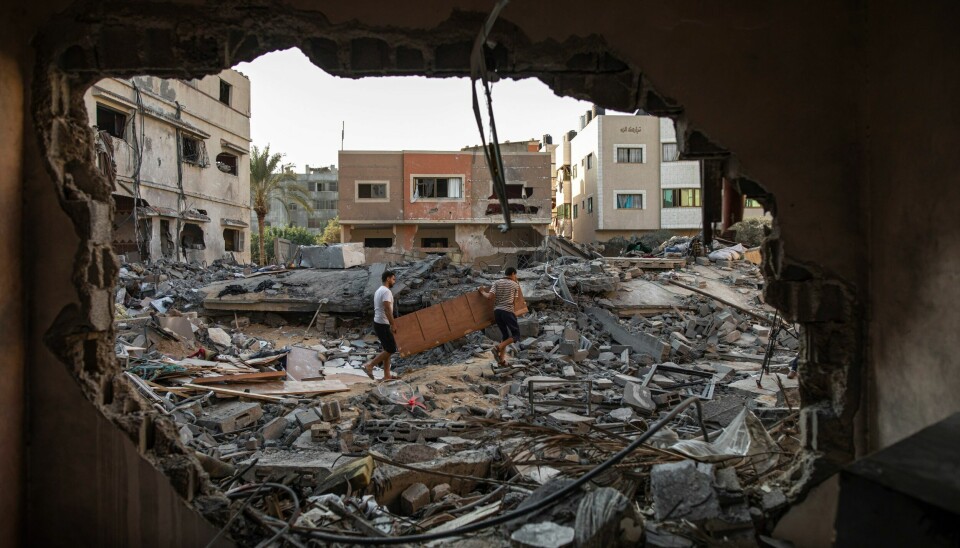 VÅPENHVILE: Palestinere ser mandag på restene av et hus som ble truffet av et israelsk luftangrep i Gaza by. Palestinere ser mandag på restene av et hus som ble truffet av et israelsk luftangrep i Gaza by. Foto: Fatima Shbair / AP / NTB