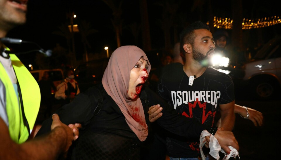 En skadd palestinsk demonstrant får hjelp i bydelen Sheikh Jarrah i Øst-Jerusalem. Foto: Oded Balilty / AP / NTB En skadd palestinsk demonstrant får hjelp i bydelen Sheikh Jarrah i Øst-Jerusalem. Foto: Oded Balilty / AP / NTB