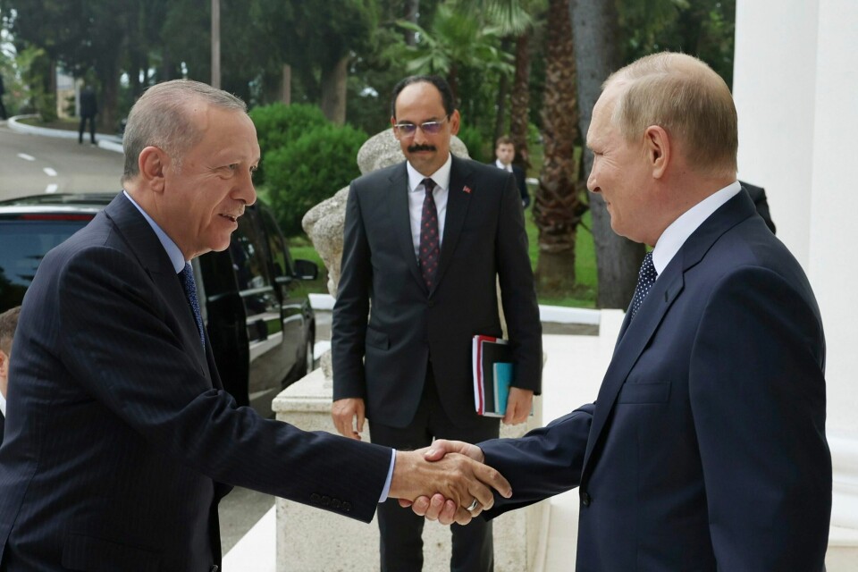 Russlands president Vladimir Putin tar imot Tyrkias president Recep Tayyip Erdogan i Sotsji ved Svartehavet. Russlands president Vladimir Putin tar imot Tyrkias president Recep Tayyip Erdogan i Sotsji ved Svartehavet. Foto: Den tyrkiske presidentens kontor / AP / NTB