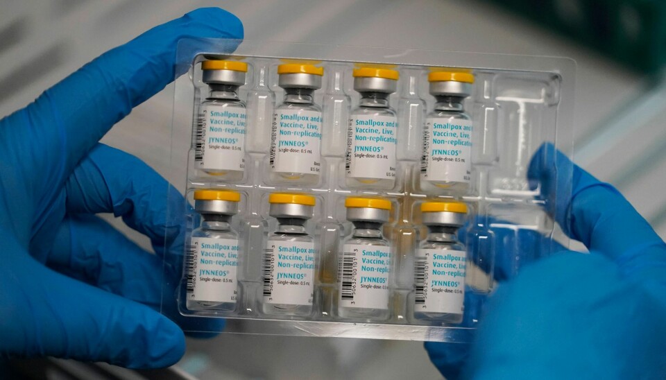Norge mottar fredag 1.400 doser med vaksiner mot apekopper. Foto: Rick Bowmer / AP / NTB Norge mottar fredag 1.400 doser med vaksiner mot apekopper. Foto: Rick Bowmer / AP / NTB