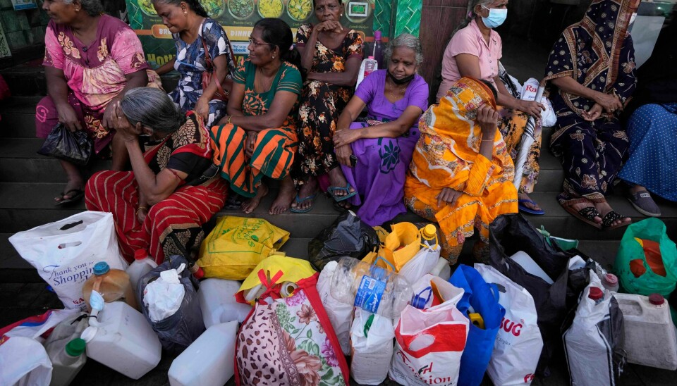 Kvinner på Sri Lanka er særlig rammet av matmangel og økte priser. Bildet er tatt i mai og viser kvinner som venter utenfor en tom drivstoffstasjon som håper å få kjøpt parafinolje som er viktig for matlaging. Kvinner på Sri Lanka er særlig rammet av matmangel og økte priser. Bildet er tatt i mai og viser kvinner som venter utenfor en tom drivstoffstasjon som håper å få kjøpt parafinolje som er viktig for matlaging. Arkivfoto: Eranga Jayawardena / AP / NTB
