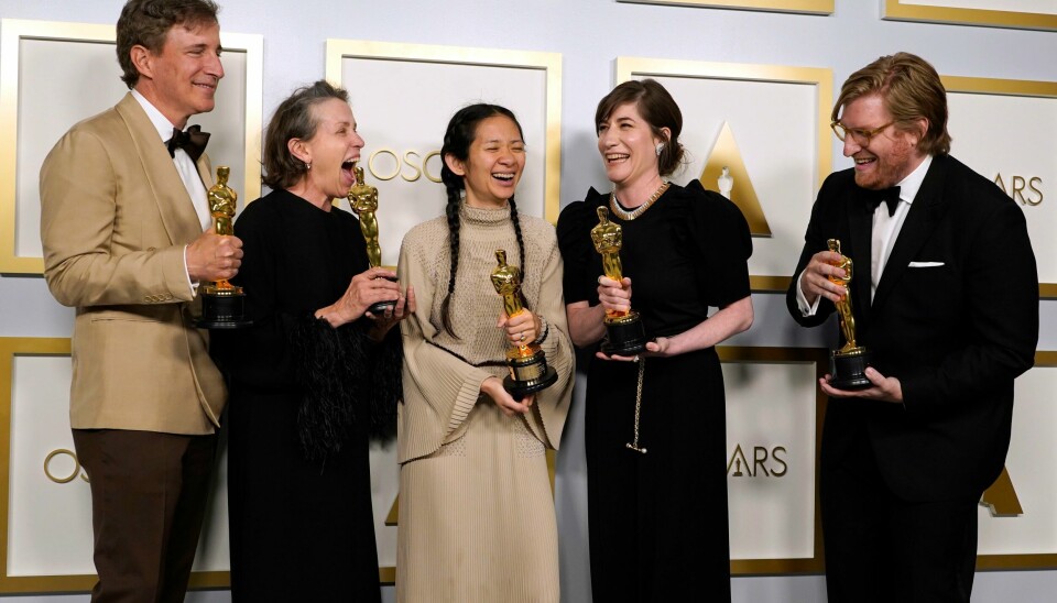 STORESLEM: Peter Spears, Frances McDormand, Chloe Zhao, Mollye Asher og Dan Janvey feirer at Nomadland har vunnet prisen for beste film. (AP Photo/Chris Pizzello, Pool) Oscar
