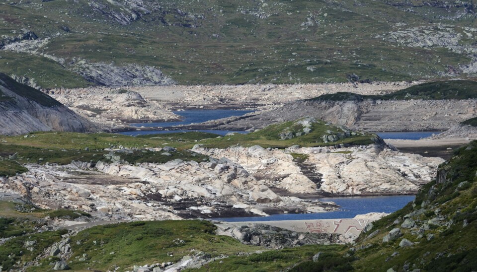 Det er lav vannstand i Rosskreppfjorden er en innsjø i Sirdal og Valle kommune i Agder. De høye strømprisene i Norge skyldes blant annet lav vannstand, som her i Rosskreppfjorden i Sirdal og Valle kommune i Agder. Foto: Ørn E. Borgen / NTB