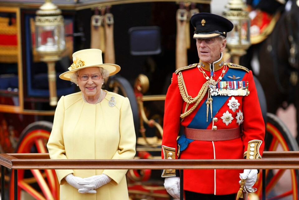 ET PAR: I over 73 år sto prins Philip ved konas side. I de siste årene som dronning må Elizabeth søke støtte hos andre, trolig hos dem som står henne nærmest, både i familien og i arverekken. Dronning Elizabeth sammen med prins Philip i 2012. Foto: Sang Tan / AP / NTB