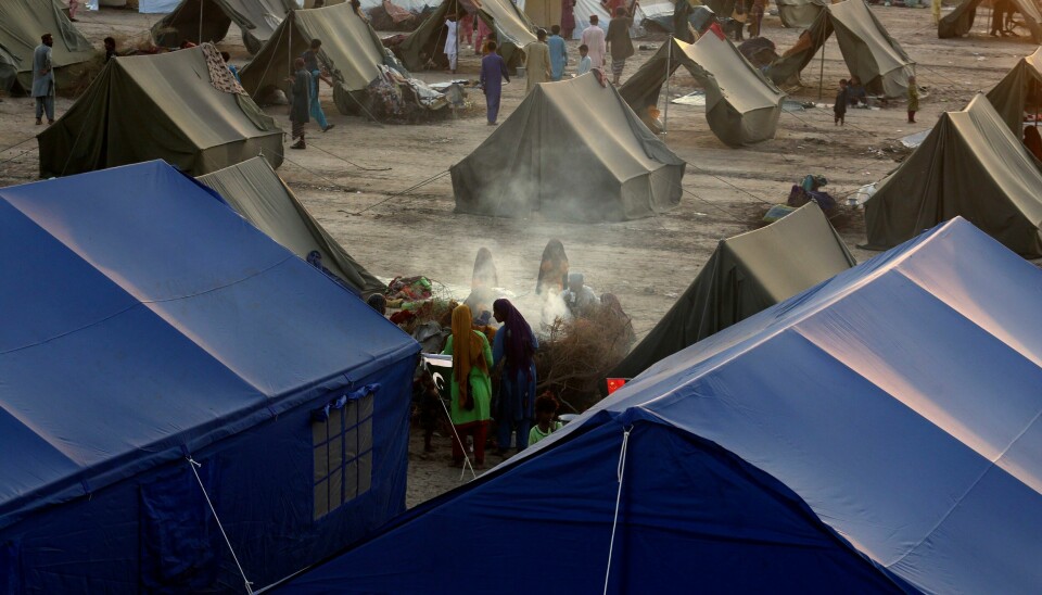 STORE KONSEKVENSER: Flyktningbarn og -ungdom blir hengende etter sine jevnaldrende på alle utdanningsnivåer, viser fersk FN-rapport. Her en UNHCR-flyktningleir i Pakistan i forbindelsen med flommen i landet. En UNHCR-flyktningleir i Pakistan i forbindelsen med flommen i landet. Foto; Fareed Khan / AP / NTB